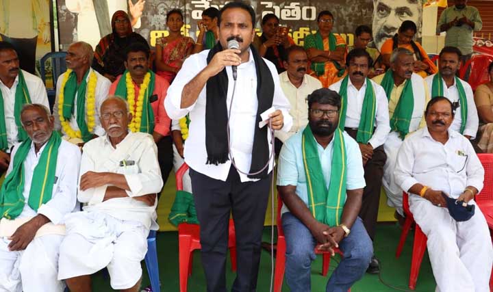 కొనసాగుతున్న టిడిపి దీక్షలు