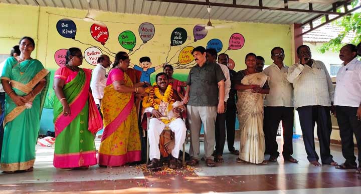 ఉత్తమ ఉపాధ్యాయుడికి సన్మానం