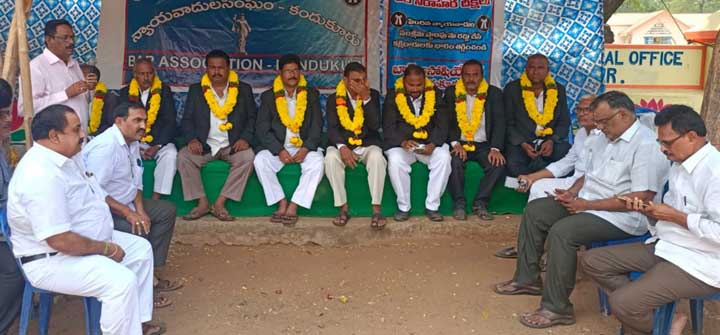 కొనసాగుతున్న న్యాయవాదుల దీక్షలు