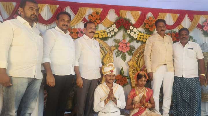 వధూవరులకు ఆశీర్వాదం