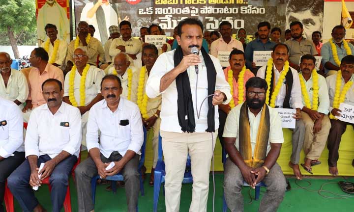 కొనసాగుతున్న టిడిపి దీక్షలు