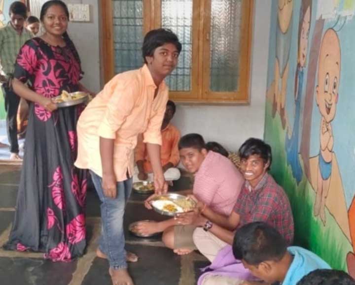 పేదలకు భోజనం ఏర్పాటు