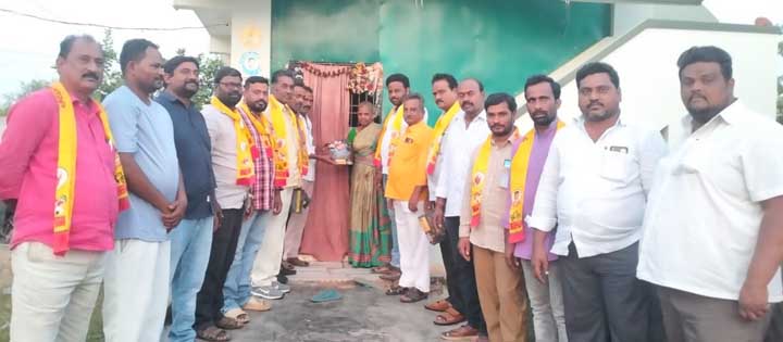 ఇంటింటా కరపత్రాలు పంపిణీ