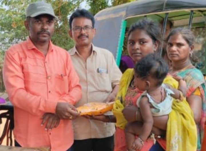 యాచకులకు భోజన ప్యాకెట్లు పంపిణీ