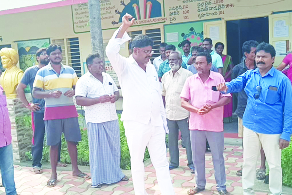 ఉపాధ్యాయునిపై చట్టపరమైన చర్యలకు డిమాండ్‌