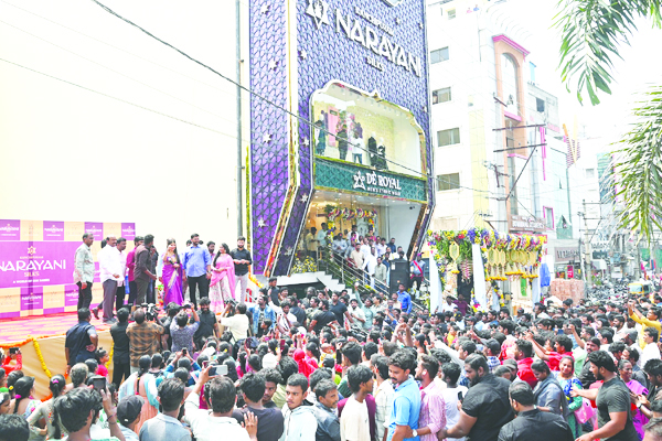 కాంచీపురం నారాయణి శిల్క్స్‌ ప్రారంభం