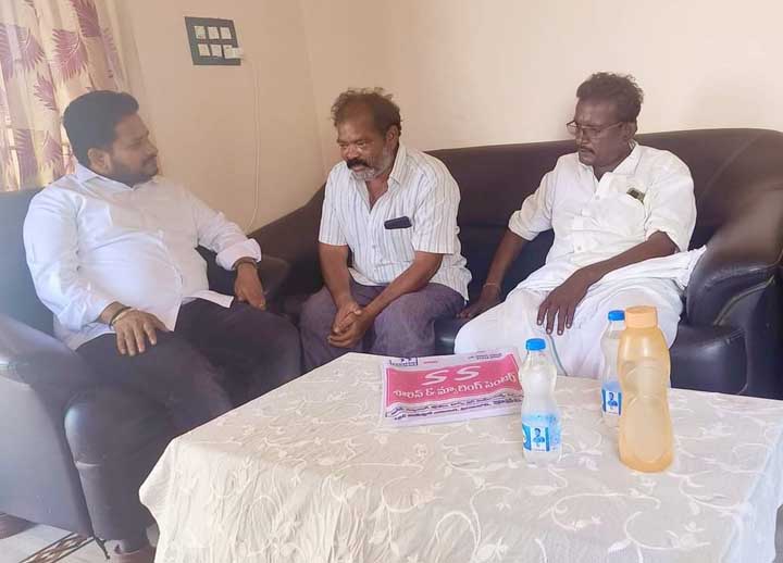 వేణు కుటుంబానికి రాజేష్‌ పరామర్శ