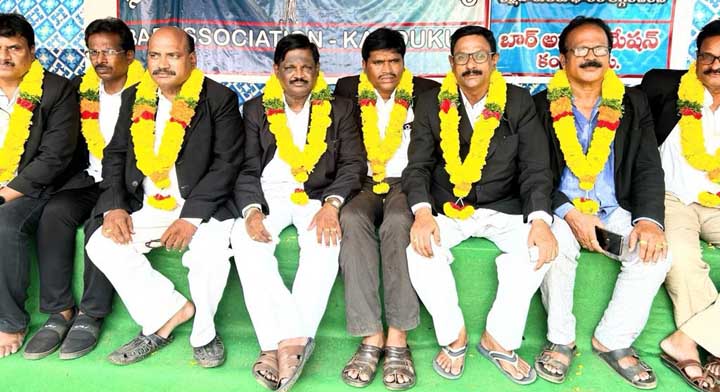 న్యాయవాదుల రిలే దీక్షలు