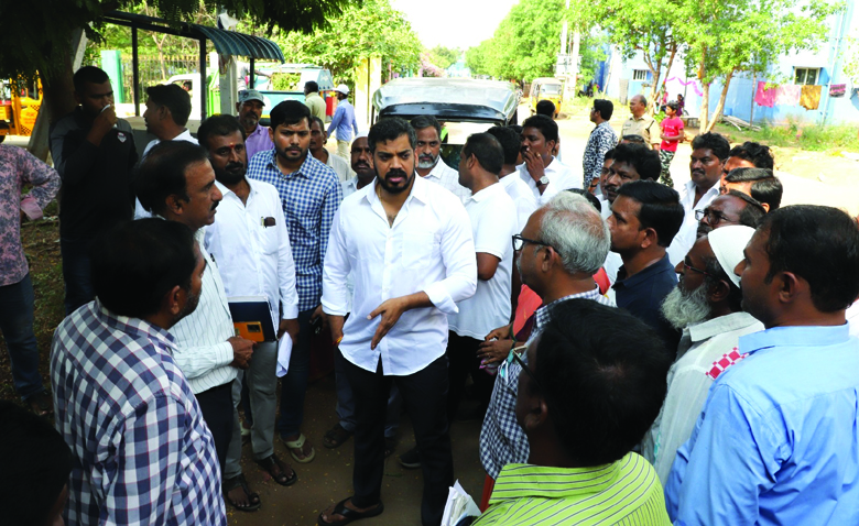 జగనన్న ఇళ్ల నిర్మాణాలను పరిశీలన