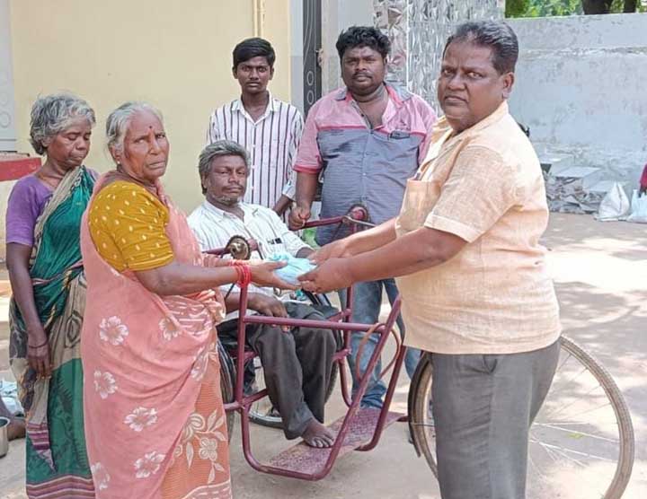 పేదలకు దుస్తులు పంపిణీ