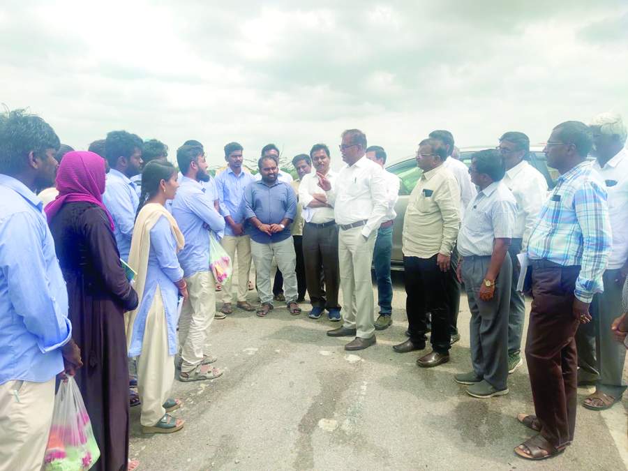     మాట్లాడుతున్న పిఆర్‌ చీఫ్‌ ఇంజినీర్‌ బి.బాలునాయక్‌