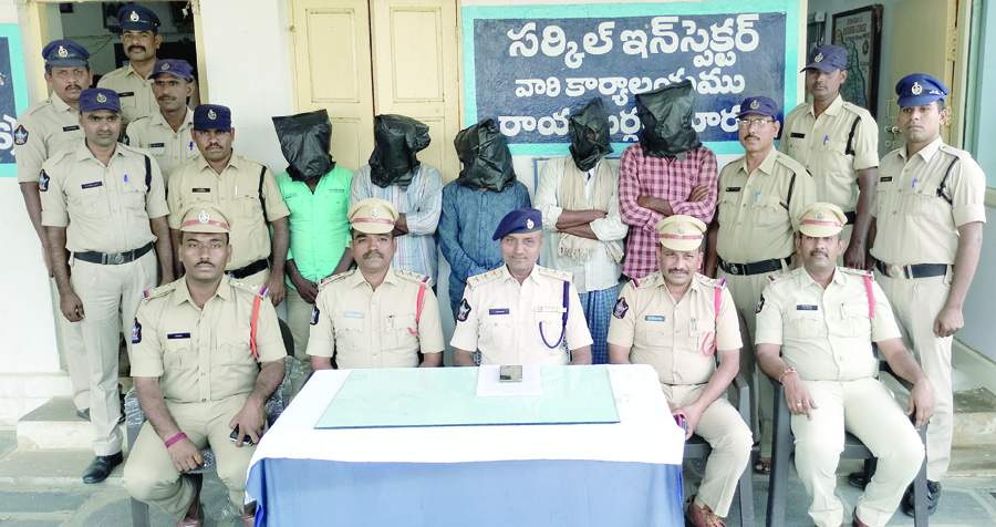  నిందితుల వివరాలను వెల్లడిస్తున్న డీఎస్పీ శ్రీనివాసులు