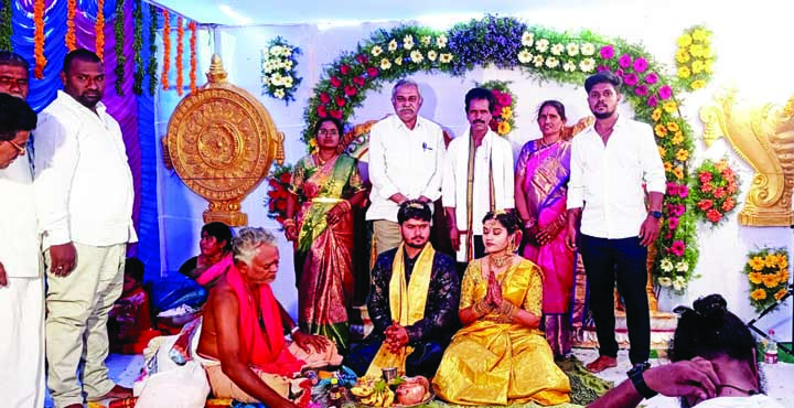 నూతన దంపతులకు ఆశీర్వాదం