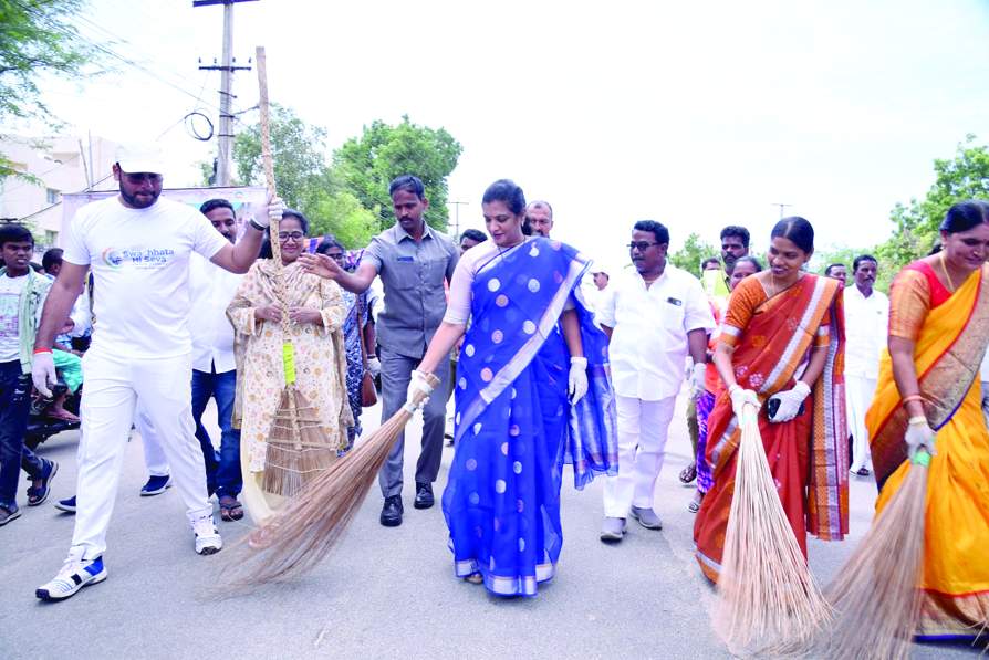 చీపురుతో కసువు ఊడుస్తున్న కలెక్టర్‌ ఎం.గౌతమి