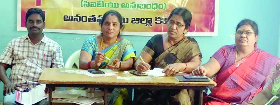    విలేకరులతో మాట్లాడుతున్న అంగన్‌వాడీ యూనియన్‌ నాయకురాళ్లు