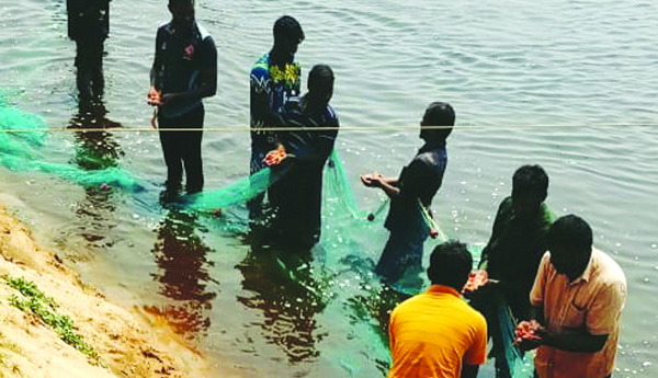 ఆక్వారైతు నడ్డి విరిచిన అధికారులు