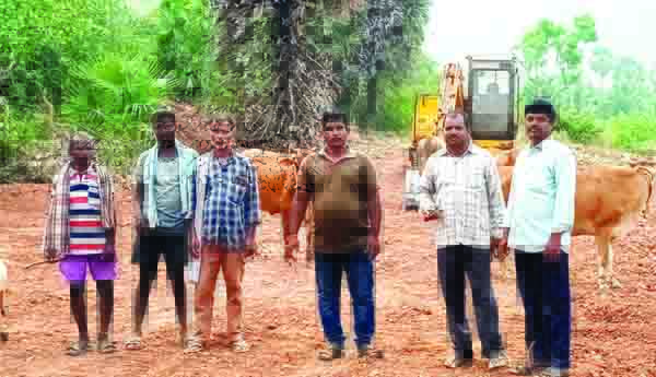 జిరాయితీ భూముల్లో నేవీ గోడ కట్టడం అన్యాయం