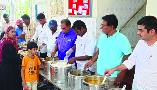 ఎంఎస్‌ఆర్‌ స్పాస్టిక్‌ సెంటర్‌లో అన్నదానం