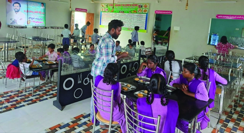 ఆశ్రమంలోని బాలలకు అన్నదానం