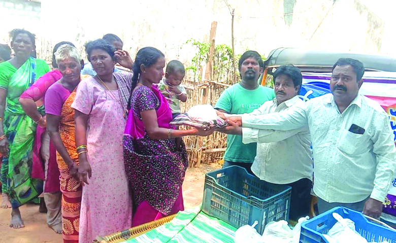 గిరిజనులకు దుప్పట్లు పంపిణీ