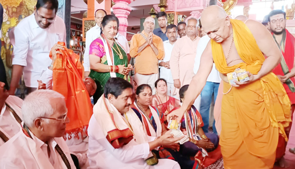 ఆలయాల అభివృద్ధికి తోడ్పాటు