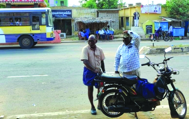 బస్‌ షెల్టర్‌ లేక ప్రయాణికుల అవస్థలు