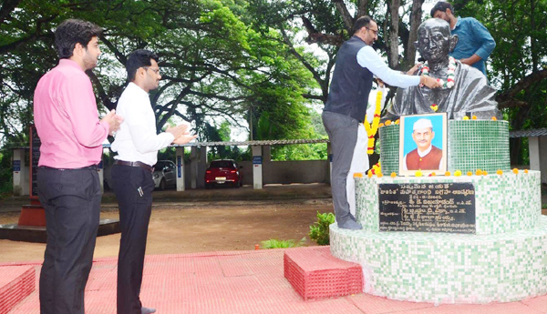 మహాత్ముని సేవలు మరువలేనివి