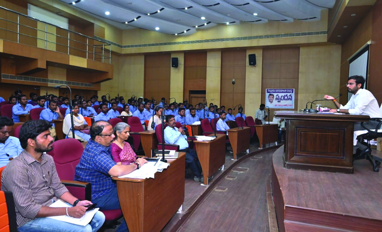 రెవెన్యూ వసూళ్లపై దష్టి సారించాలి...