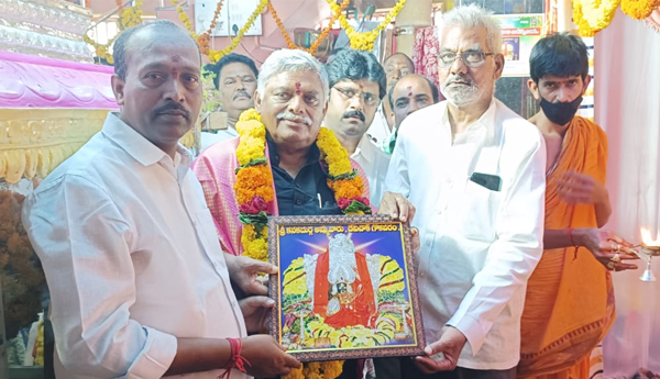 Jyotula-Nehru-visited-Goddess-Kanakadurga-in-Gokavaram