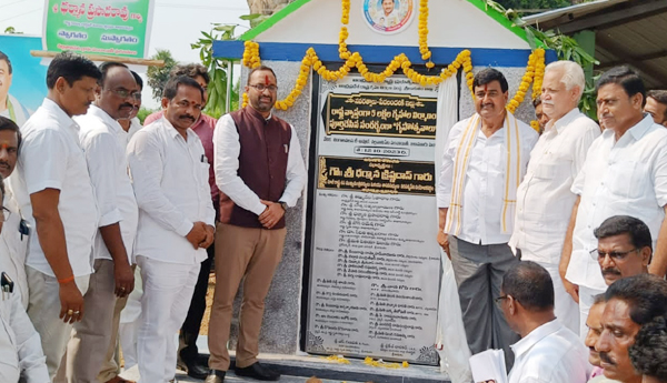గృహ నిర్మాణాల్లో జిల్లాకు మూడో స్థానం