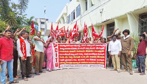 హామీలను అమలు చేయాలి