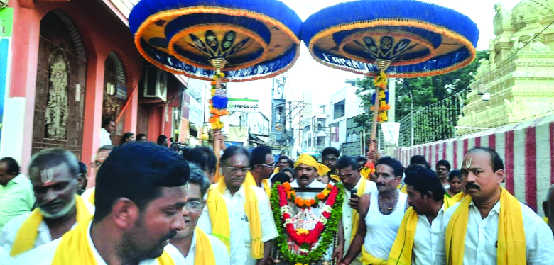 గొడుగులు అందజేత