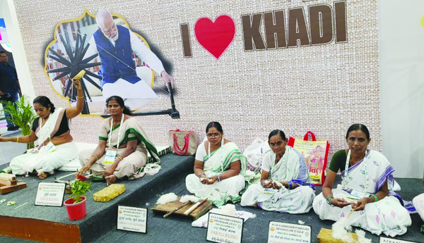 ముంబైలో పొందూరు ఖాదీ కార్మికుల ప్రదర్శన