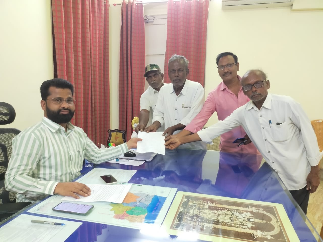 పెంచిన కరెంట్‌ ఛార్జీలు తగ్గించాలి