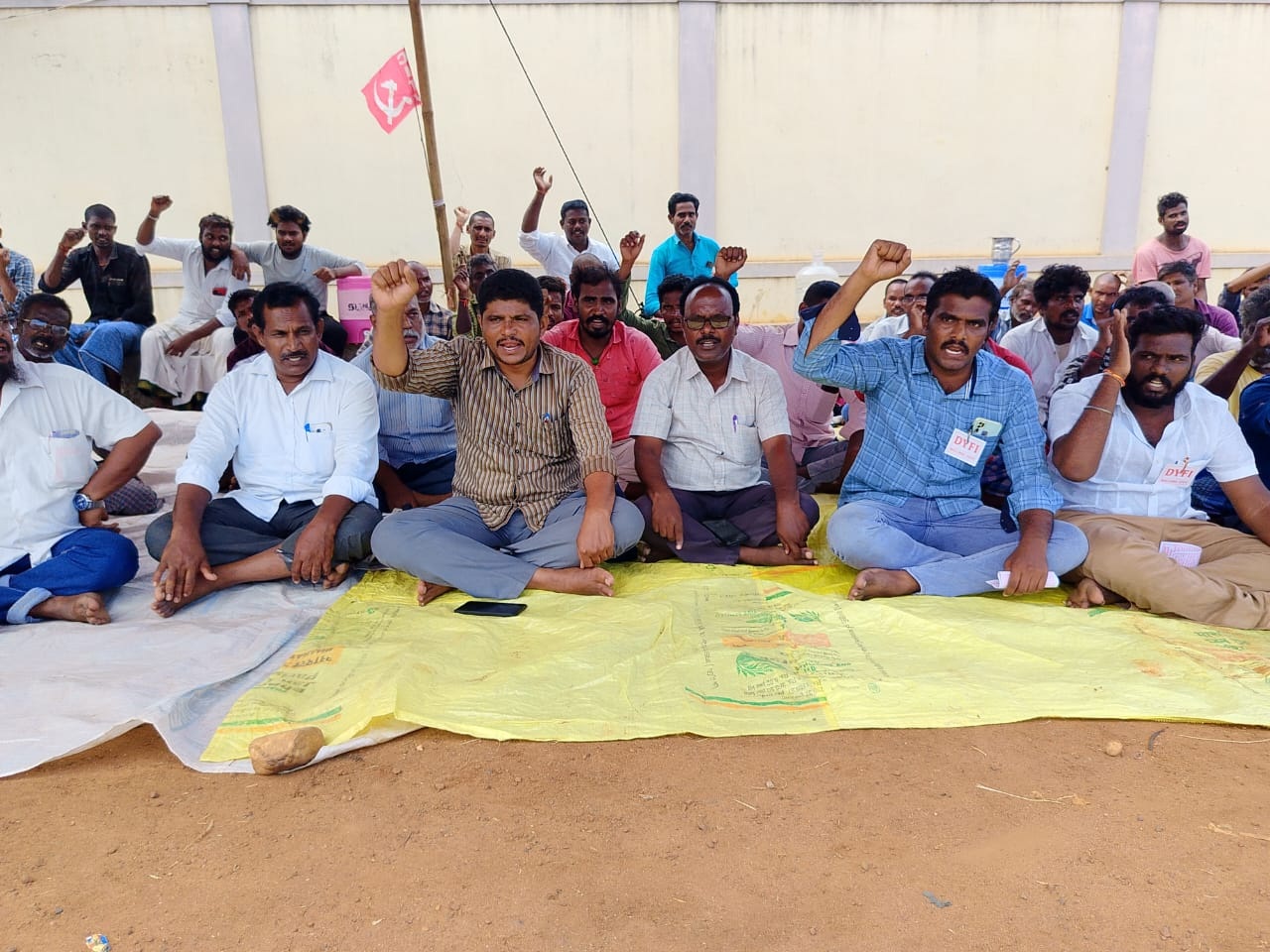 కొనసాగుతున్న హమాలీల నిరసన ధర్నా