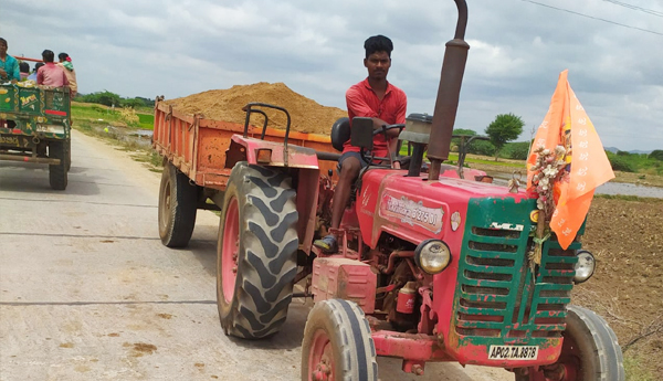 మండలంలోని 20 గ్రామాల నందు పదివేల మంది రైతులు వేదవతిలో బోరుబావులు వేసుకొని వ్యవసాయం చేసుకుంటూ జీవనం సాగిస్తున్నారు ఈ గ్రామాల నందు గల కొంతమంది స్వార్థపరులు వారి స్వలాభాల కోసం వేదవతి ఇసుకను అక్రమంగా ట్రాక్టర్లలో లోడు చేసుకుని అమ్ముకొని సలాబాలు పొందుతున్నారు