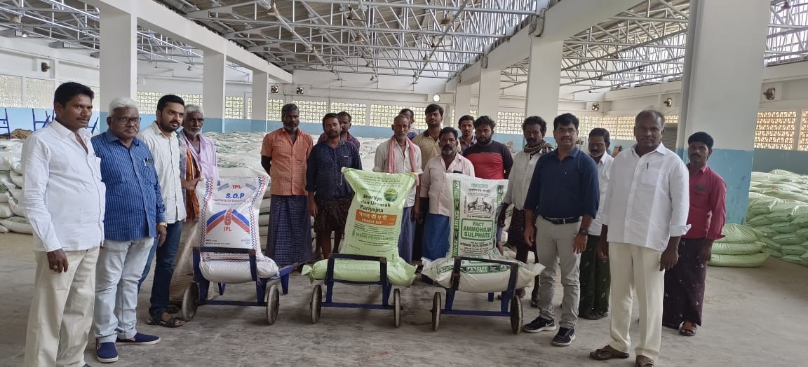 రైతులకు ఎరువులు పంపిణీ