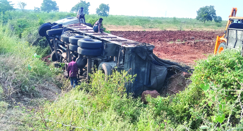 అదుపు తప్పి లారీ బోల్తా