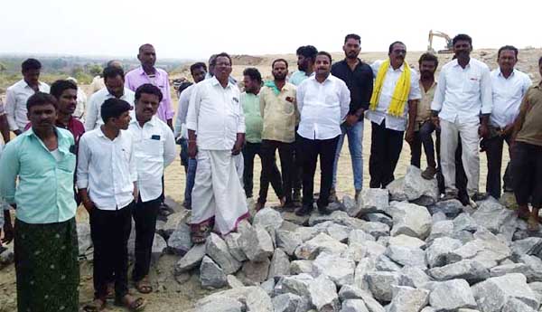 హైవే రోడ్డు పనుల్లో నాసిరకం మెటల్‌