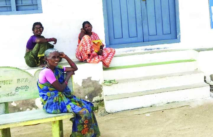 సచివాలయం వద్ద ఎదురుచూపులు