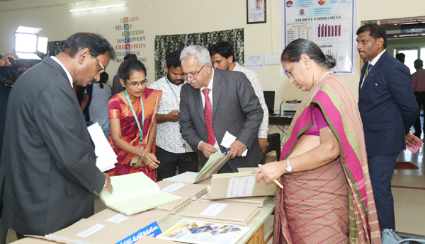 కళాశాలను పరిశీలించిన నాక్‌ బృందం