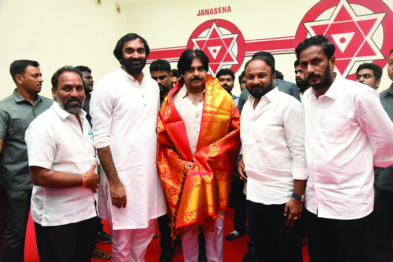 పవన్‌ కళ్యాణ్‌ను కలిసిన జిల్లా జనసేన నేతలు