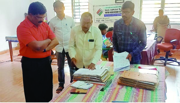 అర్హులైన గిరిజనులకు అటవీ హక్కు పత్రాలు