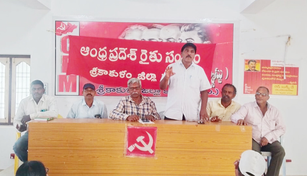 విదేశీ కొబ్బరి దిగుమతులతో రైతన్నకు నష్టం