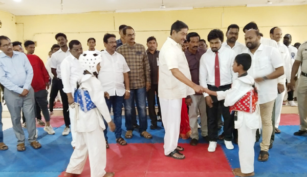 క్రీడా స్ఫూర్తితో మెలగాలి