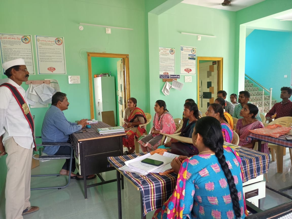 సచివాలయ సిబ్బంది సమయాపాలన పాటించాలి