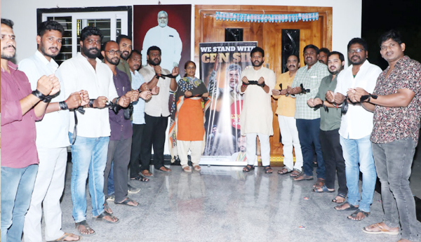 'న్యాయానికి సంకెళ్ల'తో నిరసన