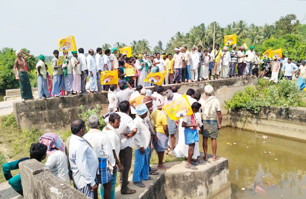 రైతులపై చిన్నచూపు తగదు