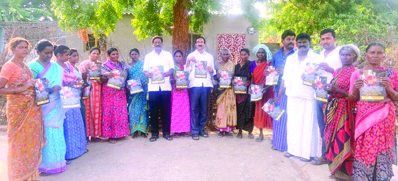 బాబుతో నేను కరపత్రాలు పంపిణీ