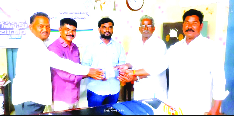 తహశీల్దార్‌కు సత్కారాలు